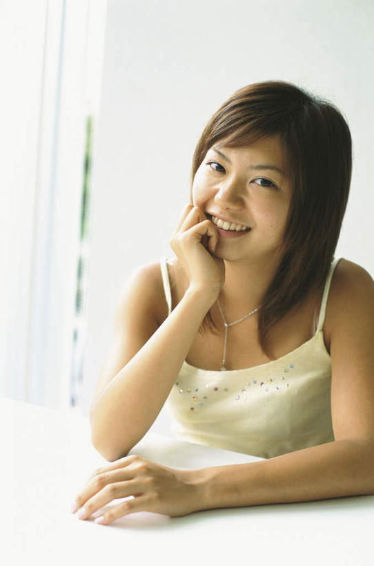 东方人,脸,头,脸颊,头发,一个人,坐,笑,摸,微笑,露齿笑,竖图,俯视,室内,特写,白天,桌面,亚洲,仅一个年轻女性,仅一个女性,仅一个人,撑,抚摸,服装,墙,扭头,托腮,注视,休闲装,黄种人,墙壁,墙面,衣服,白色,黑色,观察,看,托,转头,休闲,休闲服,服饰,观看,察看,关注,托下巴,年轻女性,女人,女性,亚洲人,头部,长发,脸部,脸蛋,面部,触摸,接触,坐着,半身,彩图,高角度拍摄