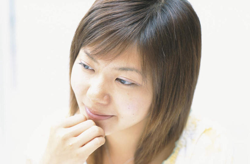 东方人,脸,头,脸颊,头发,一个人,坐,笑,摸,微笑,露齿笑,横图,俯视,室内,特写,白天,窗户,亚洲,仅一个年轻女性,仅一个女性,仅一个人,撑,抚摸,阴影,服装,朦胧,模糊,光线,影子,扭头,托腮,注视,休闲装,黄种人,玻璃窗,衣服,白色,黑色,阳光,观察,看,托,转头,休闲,休闲服,服饰,观看,察看,撑着,关注,托下巴,年轻女性,女人,女性,亚洲人,头部,长发,脸部,脸蛋,面部,触摸,接触,坐着,半身,彩图,高角度拍摄