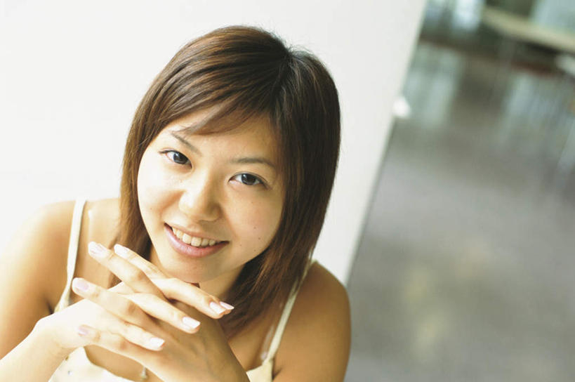 东方人,脸,头,脸颊,头发,一个人,坐,笑,摸,微笑,露齿笑,横图,俯视,室内,白天,裙子,亚洲,仅一个年轻女性,仅一个女性,仅一个人,撑,抚摸,阴影,连衣裙,朦胧,模糊,光线,瓷砖,地砖,影子,墙,地面,托腮,注视,黄种人,墙壁,墙面,白色,黑色,阳光,观察,看,托,观看,吊带裙,察看,撑着,关注,托下巴,年轻女性,女人,女性,亚洲人,头部,长发,脸部,脸蛋,面部,触摸,接触,抬头,仰头,坐着,半身,彩图,高角度拍摄