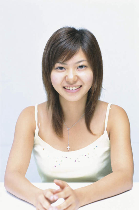 东方人,头发,一个人,坐,笑,摸,微笑,露齿笑,竖图,俯视,室内,白天,白色背景,裙子,桌面,亚洲,仅一个年轻女性,仅一个女性,仅一个人,抚摸,阴影,连衣裙,光线,影子,墙,注视,黄种人,墙壁,墙面,白色,黑色,阳光,观察,看,靠,靠着,倚靠,摄影,影棚,观看,吊带裙,察看,倚着,关注,年轻女性,女人,女性,亚洲人,长发,触摸,接触,坐着,半身,彩图,高角度拍摄,影棚拍摄,拍摄