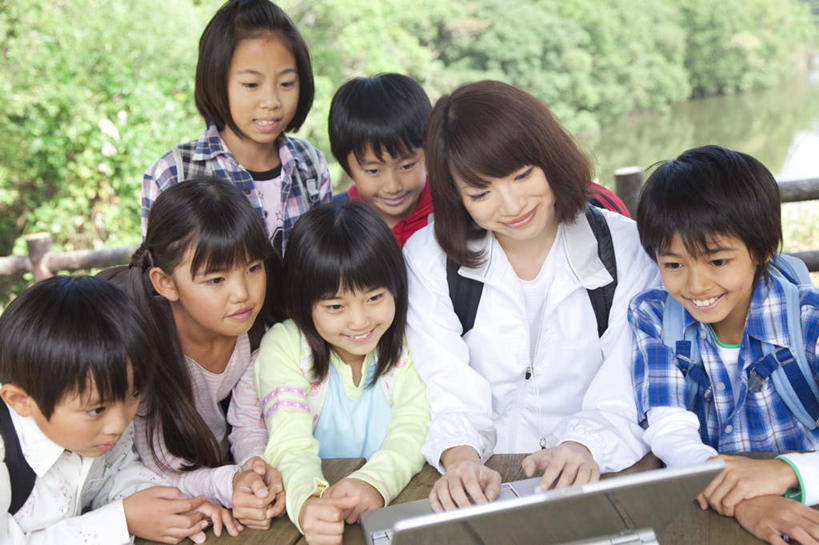 东方人,儿童,头发,学生,教师,站,笑,摸,微笑,露齿笑,横图,俯视,室外,白天,旅游,度假,纯洁,成功,合作,团队,集体,信心,草地,草坪,河流,水,植物,桌面,道路,地图,亚洲,一张,撑,抚摸,弯腰,指,阴影,服装,光线,信息,包,方格,书包,影子,屋檐,河水,水流,交通,许多人,注视,休闲装,黄种人,方向,娱乐,队伍,檐,草,树,树木,小孩,衣服,红色,绿色,白色,黑色,阳光,自然,背包,低头,观察,看,手势,站着,一群人,享受,休闲,休闲服,放松,可爱,童年,童趣,服饰,生长,成长,观看,引导,指引,察看,撑着,指向,食指,成就,关注,合伙,童真,烂漫,无邪,弯身,天真,男孩,男人,男性,年轻女性,女孩,女人,女性,亚洲人,讲师,教授,老师,触摸,接触,站立,半身,彩图,高角度拍摄,导航,双肩包,男生,女生