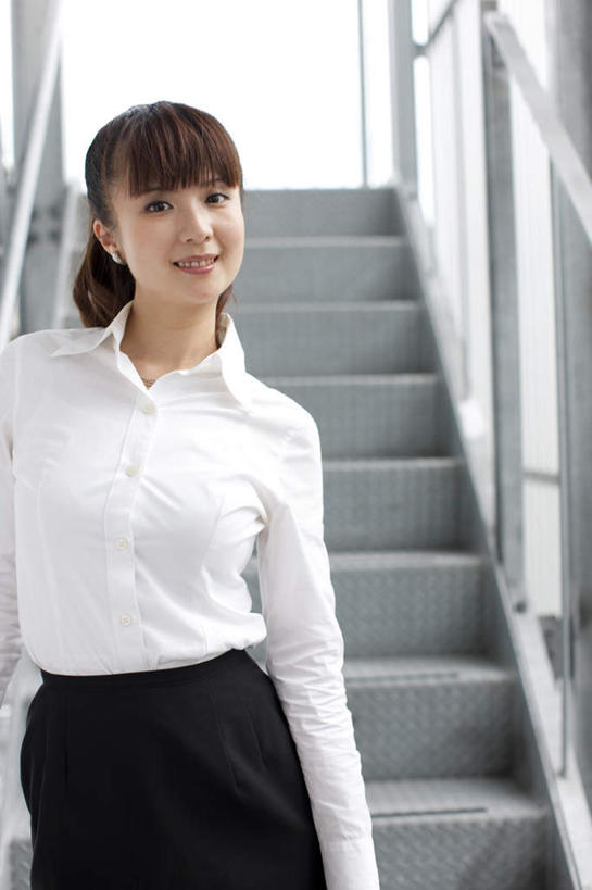东方人,头发,一个人,商务人士,商务女性,栏杆,站,笑,微笑,露齿笑,竖图,室内,白天,正面,衬衫,楼梯,亚洲,仅一个年轻女性,仅一个女性,仅一个人,撑,套装,瓷砖,地砖,扶手,阶梯,墙,地面,注视,黄种人,护栏,墙壁,墙面,台阶,白色,黑色,扶,观察,看,靠,靠着,倚靠,站着,观看,察看,撑着,扶着,倚着,关注,商务装,工薪阶层,年轻女性,女人,女性,亚洲人,长发,白领,上班族,站立,半身,彩图,衬衣