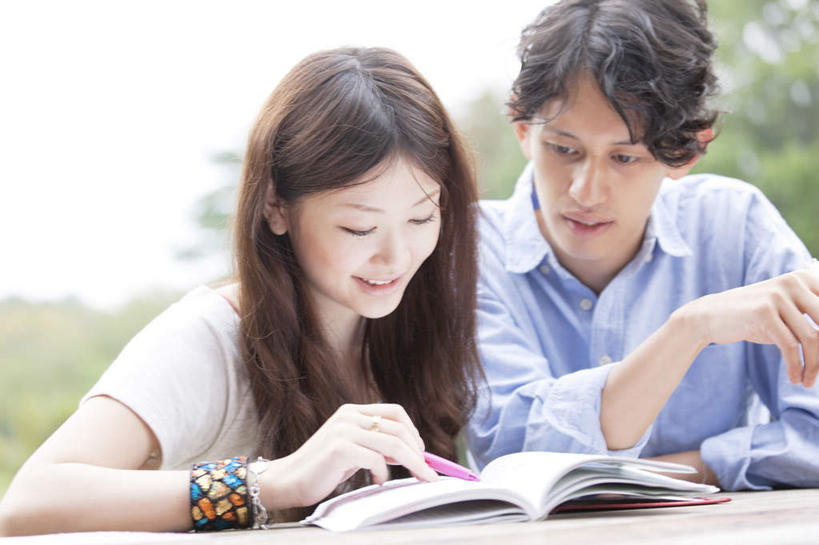 东方人,两个人,伙伴,朋友,坐,举,笑,微笑,露齿笑,横图,室外,白天,正面,看书,旅游,度假,阅读,友谊,草地,草坪,美景,树林,植物,桌子,书籍,亚洲,许多,握,学习,笔,景观,办公用品,拿,拿着,注视,黄种人,娱乐,文具,草,树,树木,蓝色,绿色,蓝天,天空,自然,学习用品,书本,天,观察,看,托,享受,休闲,同学,景色,放松,读书,浏览,握着,生长,晴朗,成长,观看,文具用品,察看,校友,关注,自然风光,万里无云,同窗,学友,友情,男人,男性,年轻男性,年轻女性,女人,女性,亚洲人,书,图书,晴空,晴空万里,举起,举手,举着,向上举,向上伸,向上托,坐着,半身,彩图