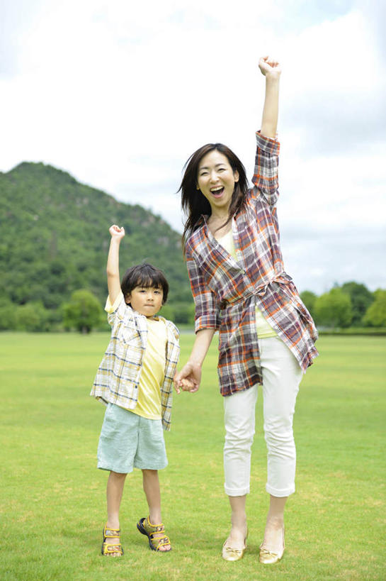 东方人,儿童,两个人,家庭,母亲,儿子,站,举,握手,笑,微笑,露齿笑,竖图,室外,白天,正面,旅游,度假,纯洁,草地,草坪,美景,山,树林,植物,亚洲,许多,景观,山峰,云,云朵,山峦,云彩,黄种人,娱乐,草,树,树木,小孩,蓝色,绿色,白云,蓝天,天空,自然,天,托,站着,享受,休闲,温暖,温馨,母子,一家人,景色,放松,可爱,母爱,童年,童趣,生长,晴朗,成长,踮,和睦,关爱,自然风光,亲情,童真,烂漫,无邪,踮着,天真,男孩,年轻女性,女人,女性,亚洲人,孩子,年轻人,晴空,搀手,举起,举手,举着,拉手,手搀手,手拉手,手牵手,手握手,向上举,向上伸,向上托,站立,彩图,全身,融洽,男生