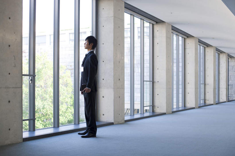东方人,一个人,商务人士,商务男性,站,横图,室内,白天,侧面,衬衫,窗户,落地窗,亚洲,仅一个男性,仅一个人,阴影,套装,反射,包,公文包,影子,墙,注视,黄种人,玻璃窗,墙壁,墙面,仅一个年轻男性,观察,看,站着,公事包,观看,察看,关注,商务装,工薪阶层,男人,男性,年轻男性,亚洲人,白领,上班族,站立,彩图,全身,衬衣