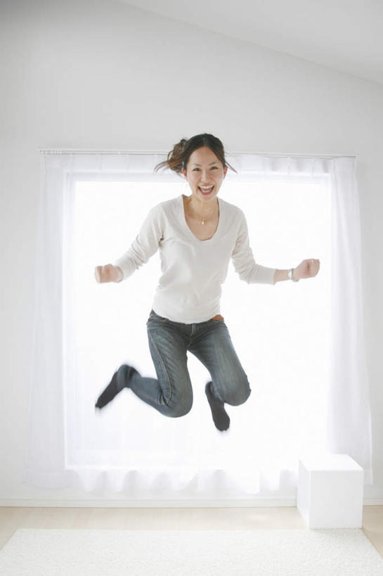 东方人,一个人,跳,举,笑,微笑,露齿笑,竖图,室内,白天,正面,窗户,窗帘,沙发,亚洲,仅一个年轻女性,仅一个女性,仅一个人,毯子,墙,半空,黄种人,玻璃窗,墙壁,墙面,瑜伽垫,垫子,托,瑜伽毯,布艺沙发,年轻女性,女人,女性,亚洲人,举起,举手,举着,跳跃,向上举,向上伸,向上托,彩图,全身