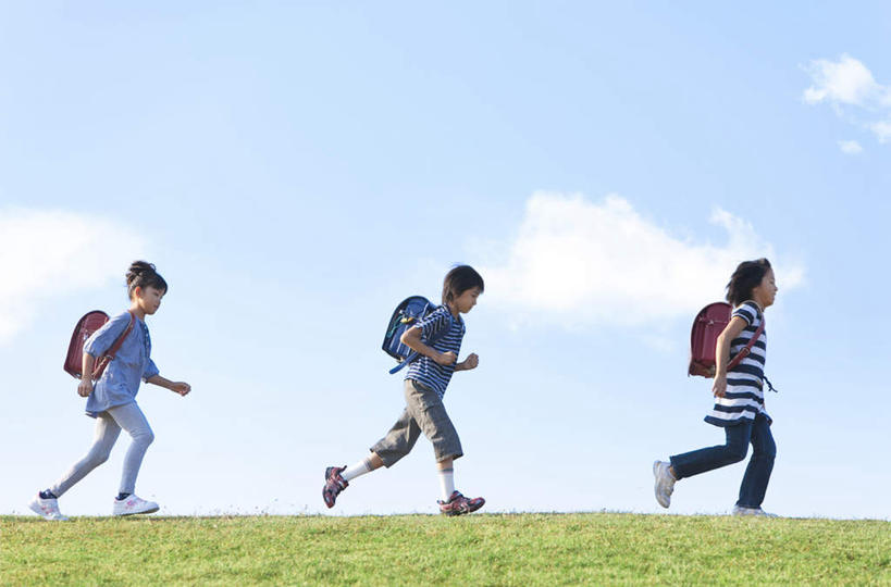 东方人,儿童,三个人,伙伴,朋友,跑,横图,室外,白天,侧面,友谊,纯洁,草地,草坪,植物,亚洲,包,书包,云,云朵,云彩,黄种人,草,小孩,蓝色,绿色,白云,蓝天,天空,背包,天,同学,可爱,童年,童趣,晴朗,校友,童真,烂漫,无邪,同窗,学友,天真,友情,男孩,男人,男性,女孩,女人,女性,亚洲人,晴空,跑步,彩图,全身,双肩包,男生,女生