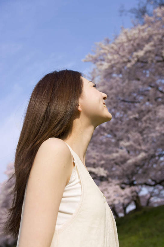 东方人,一个人,站,笑,微笑,竖图,室外,白天,侧面,旅游,度假,草地,草坪,美景,树林,植物,樱花,亚洲,仅一个年轻女性,仅一个女性,仅一个人,许多,景观,注视,黄种人,娱乐,草,树,树木,蓝色,绿色,蓝天,天空,自然,天,观察,看,站着,享受,休闲,景色,放松,生长,晴朗,成长,观看,察看,关注,自然风光,万里无云,仙樱花,福岛樱,青肤樱,年轻女性,女人,女性,亚洲人,晴空,晴空万里,荆桃,抬头,仰头,站立,半身,彩图