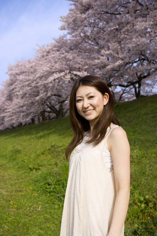 东方人,一个人,站,笑,微笑,竖图,室外,白天,正面,旅游,度假,草地,草坪,美景,树林,植物,樱花,亚洲,仅一个年轻女性,仅一个女性,仅一个人,许多,景观,注视,黄种人,娱乐,草,树,树木,蓝色,绿色,蓝天,天空,自然,天,观察,看,站着,享受,休闲,景色,放松,生长,晴朗,成长,观看,察看,关注,自然风光,万里无云,仙樱花,福岛樱,青肤樱,年轻女性,女人,女性,亚洲人,晴空,晴空万里,荆桃,抬头,仰头,站立,半身,彩图