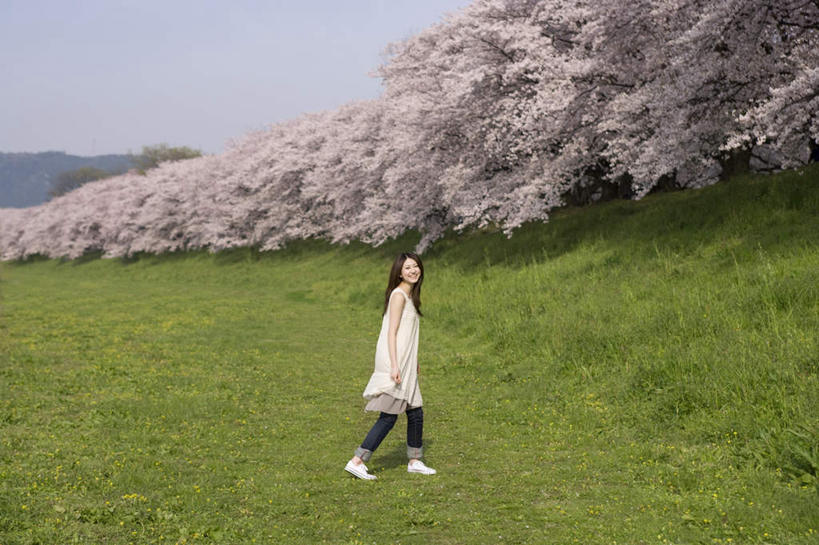 东方人,一个人,走,笑,微笑,横图,室外,白天,侧面,裙子,旅游,度假,草地,草坪,美景,树林,植物,樱花,亚洲,仅一个年轻女性,仅一个女性,仅一个人,许多,阴影,连衣裙,光线,影子,景观,注视,黄种人,娱乐,草,树,树木,蓝色,绿色,蓝天,天空,阳光,自然,天,观察,看,享受,休闲,景色,放松,生长,晴朗,成长,观看,察看,关注,自然风光,万里无云,仙樱花,福岛樱,青肤樱,年轻女性,女人,女性,亚洲人,晴空,晴空万里,荆桃,步行,散步,走路,彩图,全身
