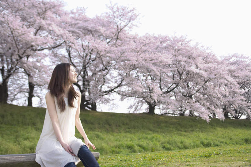东方人,一个人,坐,笑,微笑,横图,室外,白天,侧面,旅游,度假,草地,草坪,美景,树林,植物,樱花,亚洲,仅一个年轻女性,仅一个女性,仅一个人,许多,阴影,光线,影子,景观,注视,黄种人,娱乐,草,树,树木,蓝色,绿色,蓝天,天空,阳光,自然,天,观察,看,享受,休闲,景色,放松,生长,晴朗,成长,观看,察看,关注,自然风光,万里无云,仙樱花,福岛樱,青肤樱,年轻女性,女人,女性,亚洲人,晴空,晴空万里,荆桃,抬头,仰头,坐着,半身,彩图