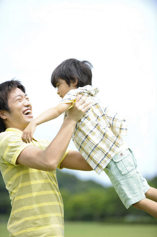 东方人,儿童,两个人,家庭,父亲,儿子,站,举,抱,笑,微笑,露齿笑,竖图,室外,白天,侧面,旅游,度假,纯洁,草地,草坪,美景,山,树林,植物,亚洲,许多,服装,景观,山峰,山峦,注视,休闲装,黄种人,娱乐,草,树,树木,小孩,衣服,蓝色,绿色,蓝天,天空,自然,天,观察,看,托,站着,享受,休闲,温暖,温馨,父子,一家人,休闲服,景色,放松,父爱,可爱,童年,童趣,服饰,生长,晴朗,成长,抱着,观看,和睦,察看,搂着,关注,自然风光,童真,烂漫,无邪,万里无云,天真,男孩,男人,男性,年轻男性,亚洲人,孩子,年轻人,晴空,晴空万里,怀抱,举起,举手,举着,搂,搂抱,相抱,向上举,向上伸,向上托,拥抱,站立,半身,彩图,融洽,男生