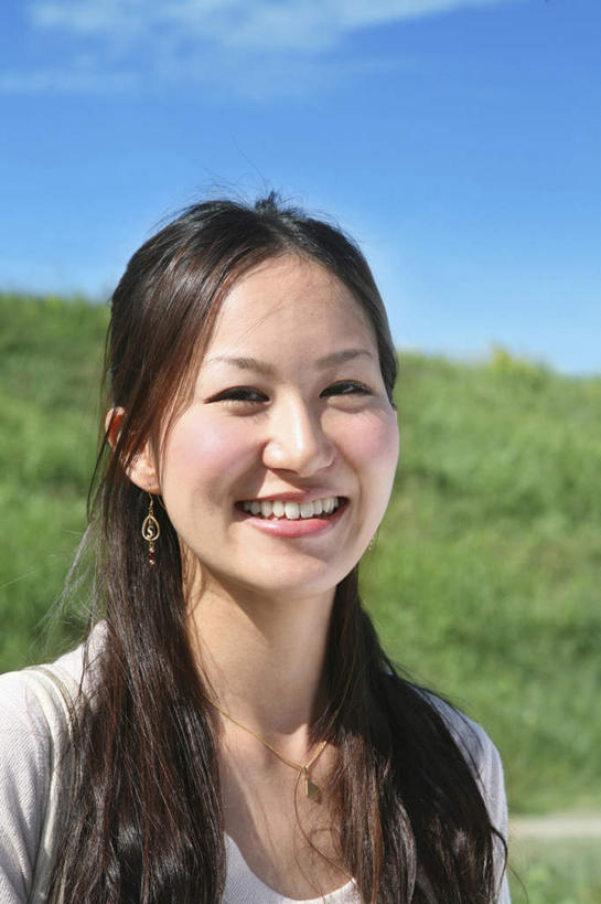 东方人,一个人,站,笑,微笑,露齿笑,竖图,室外,白天,正面,旅游,度假,美景,山,树林,植物,亚洲,仅一个年轻女性,仅一个女性,仅一个人,许多,阴影,光线,影子,景观,山峰,山峦,注视,黄种人,娱乐,树,树木,蓝色,绿色,黑色,蓝天,天空,阳光,自然,天,观察,看,站着,享受,休闲,景色,放松,生长,晴朗,成长,观看,察看,关注,自然风光,万里无云,年轻女性,女人,女性,亚洲人,长发,晴空,晴空万里,站立,半身,彩图