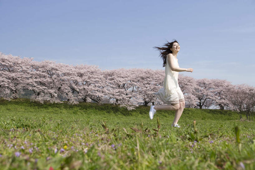 东方人,一个人,跑,笑,微笑,露齿笑,横图,室外,白天,侧面,裙子,旅游,度假,草地,草坪,美景,树林,植物,道路,路,樱花,叶子,亚洲,仅一个年轻女性,仅一个女性,仅一个人,许多,阴影,连衣裙,光线,影子,景观,小路,交通,注视,黄种人,娱乐,草,树,树木,蓝色,绿色,白色,蓝天,天空,阳光,自然,天,观察,看,享受,休闲,景色,放松,乡间小路,生长,晴朗,成长,观看,察看,关注,自然风光,万里无云,仙樱花,福岛樱,青肤樱,年轻女性,女人,女性,亚洲人,长发,叶,晴空,晴空万里,荆桃,跑步,抬头,仰头,彩图,全身