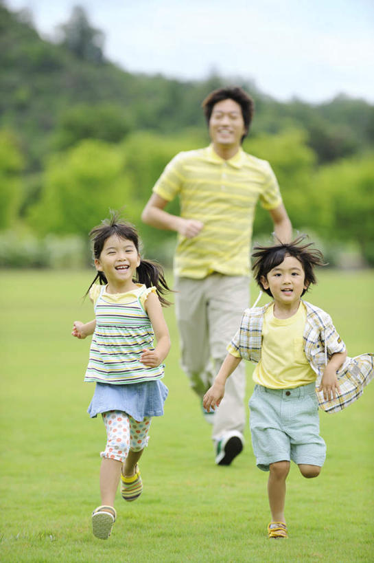 东方人,儿童,三个人,家庭,父亲,女儿,儿子,跑,笑,微笑,露齿笑,竖图,室外,白天,正面,旅游,度假,纯洁,草地,草坪,美景,山,树林,植物,亚洲,许多,服装,朦胧,模糊,景观,山峰,云,云朵,山峦,云彩,注视,休闲装,黄种人,娱乐,草,树,树木,小孩,衣服,蓝色,绿色,白云,蓝天,天空,自然,天,观察,看,享受,休闲,温暖,温馨,父女,父子,一家人,休闲服,景色,放松,父爱,可爱,童年,童趣,服饰,生长,晴朗,成长,观看,和睦,察看,关注,自然风光,童真,烂漫,无邪,天真,男孩,男人,男性,年轻男性,女孩,女人,女性,亚洲人,孩子,年轻人,晴空,跑步,彩图,全身,融洽,男生,女生