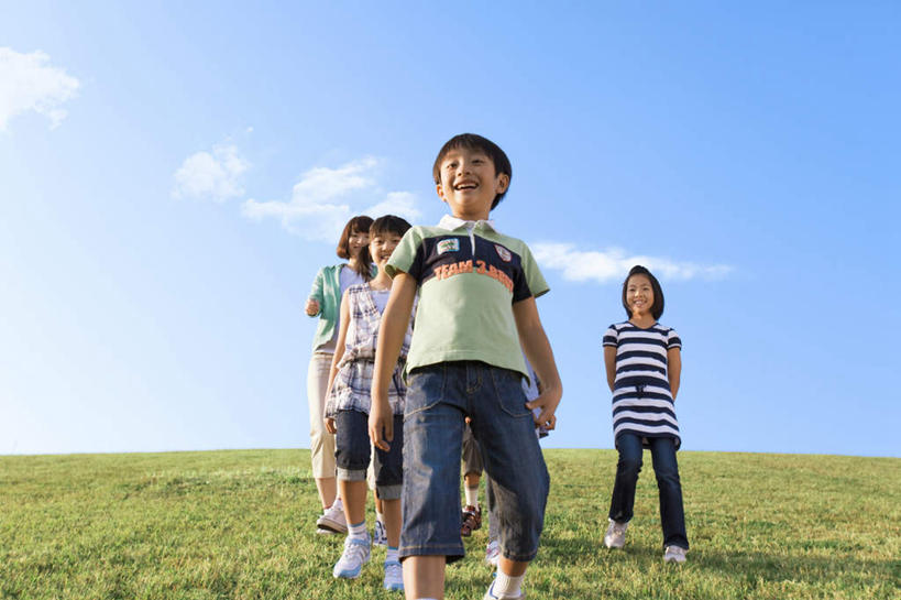 东方人,儿童,伙伴,朋友,站,笑,微笑,露齿笑,横图,室外,白天,仰视,友谊,草地,草坪,植物,亚洲,五个人,一排,阴影,服装,整齐,光线,影子,云,云朵,许多人,云彩,休闲装,黄种人,草,排列,小孩,衣服,蓝色,绿色,白云,蓝天,天空,阳光,天,站着,一群人,休闲,同学,休闲服,服饰,晴朗,校友,队列,背手,同窗,学友,友情,男孩,男人,男性,女孩,女人,女性,亚洲人,晴空,站立,彩图,低角度拍摄,全身,男生,女生