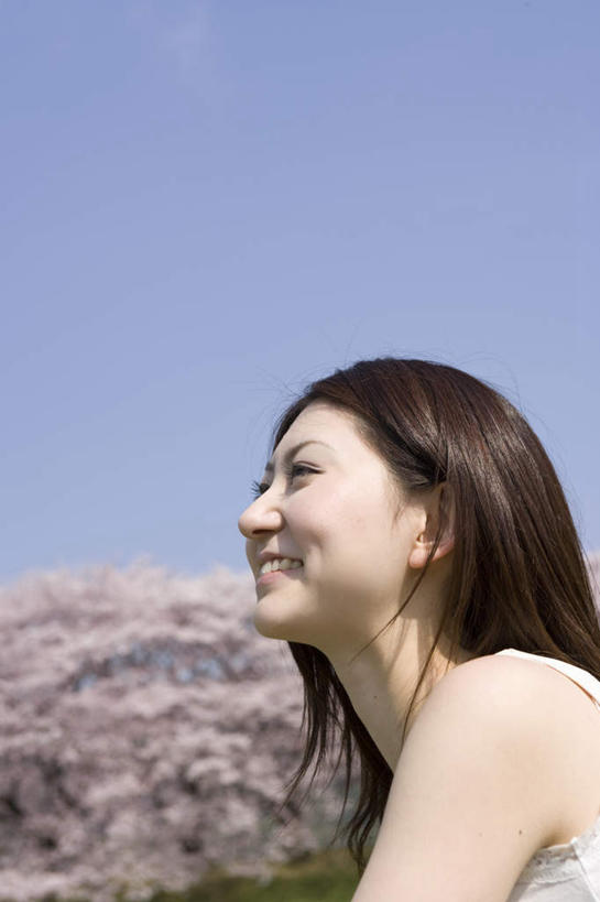 东方人,一个人,坐,笑,微笑,露齿笑,竖图,室外,白天,仰视,旅游,度假,草地,草坪,美景,树林,植物,樱花,叶子,亚洲,仅一个年轻女性,仅一个女性,仅一个人,许多,阴影,光线,影子,景观,注视,黄种人,娱乐,草,树,树木,蓝色,绿色,蓝天,天空,阳光,自然,天,观察,看,享受,休闲,景色,放松,生长,晴朗,成长,观看,察看,关注,自然风光,万里无云,仙樱花,福岛樱,青肤樱,年轻女性,女人,女性,亚洲人,叶,晴空,晴空万里,荆桃,坐着,半身,彩图,低角度拍摄