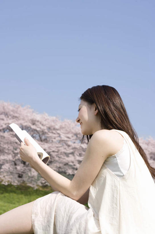 东方人,一个人,坐,举,笑,微笑,露齿笑,竖图,室外,白天,仰视,看书,旅游,度假,阅读,草地,草坪,美景,树林,植物,樱花,书籍,叶子,亚洲,仅一个年轻女性,仅一个女性,仅一个人,许多,握,学习,阴影,光线,影子,景观,拿,拿着,注视,黄种人,娱乐,草,树,树木,蓝色,绿色,蓝天,天空,阳光,自然,书本,天,观察,看,托,享受,休闲,景色,放松,读书,浏览,握着,生长,晴朗,成长,观看,察看,关注,自然风光,万里无云,仙樱花,福岛樱,青肤樱,年轻女性,女人,女性,亚洲人,叶,书,图书,晴空,晴空万里,荆桃,举起,举手,举着,向上举,向上伸,向上托,坐着,半身,彩图,低角度拍摄