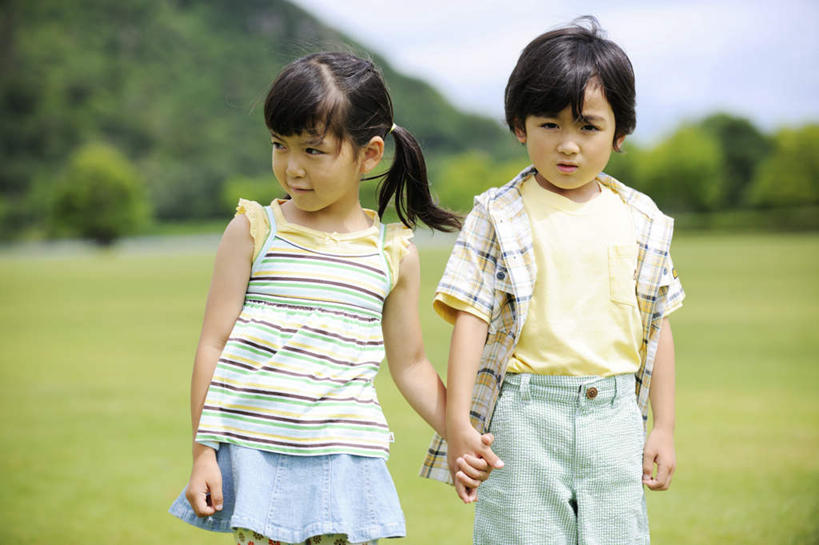 东方人,儿童,两个人,家庭,站,握手,横图,室外,白天,正面,旅游,度假,纯洁,草地,草坪,美景,山,树林,植物,亚洲,许多,景观,山峰,山峦,注视,黄种人,娱乐,草,树,树木,小孩,蓝色,绿色,蓝天,天空,自然,天,观察,看,站着,享受,休闲,温暖,温馨,一家人,景色,放松,可爱,童年,童趣,生长,晴朗,成长,观看,和睦,察看,关爱,关注,自然风光,亲情,童真,烂漫,无邪,万里无云,天真,男孩,男人,男性,女孩,女人,女性,亚洲人,晴空,晴空万里,搀手,拉手,手搀手,手拉手,手牵手,手握手,站立,半身,彩图,融洽,男生,女生