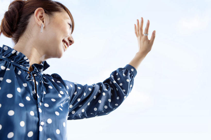 东方人,一个人,商务人士,商务女性,站,举,笑,微笑,露齿笑,横图,室外,白天,仰视,衬衫,爱情,亚洲,仅一个年轻女性,仅一个女性,仅一个人,套装,圆点,浪漫,注视,黄种人,装饰品,蓝色,蓝天,天空,戒指,饰品,首饰,天,观察,看,托,站着,恩爱,晴朗,观看,耳坠,信物,察看,权利,关注,商务装,工薪阶层,万里无云,手饰,年轻女性,女人,女性,亚洲人,白领,上班族,晴空,晴空万里,举起,举手,举着,向上举,向上伸,向上托,站立,半身,彩图,低角度拍摄,衬衣