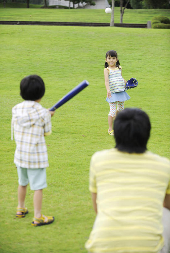 东方人,儿童,背部,家庭,父亲,女儿,儿子,运动员,棒球运动员,站,蹲,举,竖图,室外,白天,正面,锻炼,旅游,度假,纯洁,运动,棒球,垒球,草地,草坪,美景,山,植物,亚洲,一棵,握,棒球手套,景观,山峰,枝条,山峦,拿,拿着,注视,黄种人,娱乐,球,草,树,树干,树木,树枝,小孩,绿色,自然,手套,观察,看,托,站着,享受,休闲,温暖,温馨,父女,父子,一家人,景色,放松,父爱,可爱,童年,童趣,握着,生长,成长,观看,和睦,察看,关注,自然风光,童真,烂漫,无邪,棒球球员,体育,天真,男孩,男人,男性,年轻男性,女孩,女人,女性,亚洲人,孩子,年轻人,体育运动员,运动选手,蹲着,举起,举手,举着,向上举,向上伸,向上托,站立,半身,彩图,健身,融洽,男生,女生