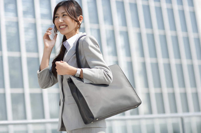 东方人,一个人,商务人士,商务女性,高楼大厦,站,举,笑,打电话,微笑,露齿笑,横图,室外,白天,侧面,度假,美景,城市风光,城市,大厦,建筑,摩天大楼,电话,手机,亚洲,仅一个年轻女性,仅一个女性,仅一个人,握,套装,包,皮包,景观,拿,拿着,黄种人,娱乐,通讯设备,建设,托,站着,享受,休闲,景色,放松,握着,单肩包,商务装,工薪阶层,交流,年轻女性,女人,女性,亚洲人,白领,上班族,沟通,举起,举手,举着,通话,向上举,向上伸,向上托,站立,半身,彩图,大楼,高层建筑,高楼,摩天楼