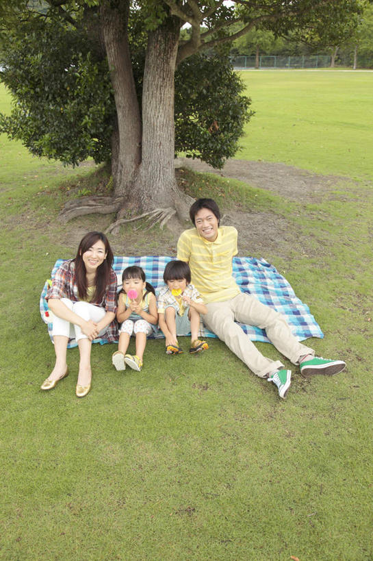 东方人,儿童,家庭,夫妻,母亲,父亲,女儿,儿子,栏杆,坐,笑,微笑,露齿笑,竖图,俯视,室外,白天,爱情,旅游,度假,纯洁,草地,草坪,美景,山,树林,植物,亚洲,许多,握,棒棒糖,景观,山峰,围栏,食品,糖,糖果,甜点,甜品,山峦,浪漫,拿,拿着,注视,黄种人,娱乐,护栏,草,树,树木,食物,小孩,蓝色,绿色,蓝天,天空,自然,甜食,天,观察,看,享受,休闲,温暖,温馨,父女,父子,母女,母子,一家人,景色,恩爱,放松,父爱,可爱,母爱,童年,童趣,握着,恋人,生长,晴朗,成长,观看,和睦,察看,关注,自然风光,童真,烂漫,无邪,万里无云,天真,男孩,男人,男性,年轻男性,年轻女性,女孩,女人,女性,亚洲人,孩子,年轻人,夫妇,情侣,晴空,晴空万里,抬头,仰头,坐着,彩图,高角度拍摄,全身,伴侣,融洽,男生,女生