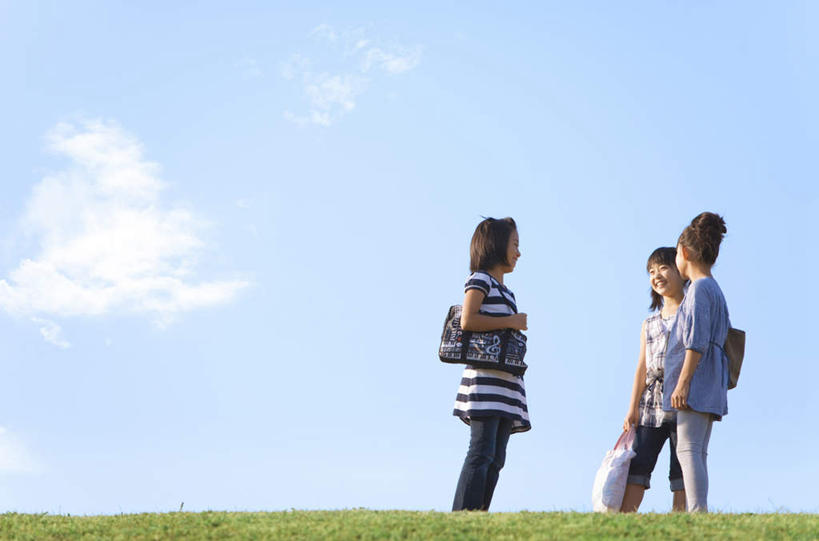 东方人,三个人,伙伴,朋友,站,笑,微笑,露齿笑,横图,室外,白天,仰视,友谊,草地,草坪,植物,亚洲,握,包,皮包,云,云朵,拿,云彩,拿着,注视,黄种人,相视,草,蓝色,绿色,白云,蓝天,天空,天,观察,看,站着,面对面,握着,晴朗,观看,对视,单肩包,察看,关注,相对,相看,友情,年轻女性,女人,女性,亚洲人,晴空,站立,彩图,低角度拍摄,全身