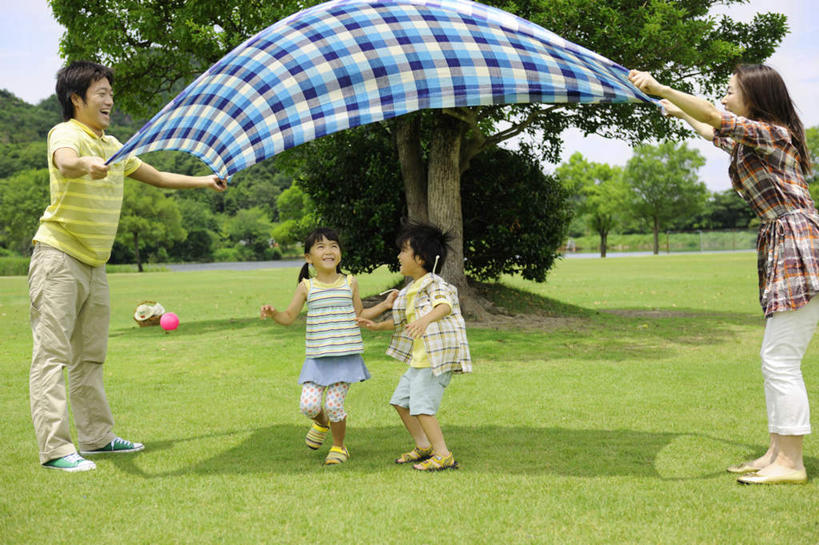 东方人,儿童,家庭,夫妻,母亲,父亲,女儿,儿子,站,跳,举,笑,微笑,露齿笑,横图,室外,白天,侧面,爱情,旅游,度假,纯洁,草地,草坪,美景,树林,植物,亚洲,许多,握,阴影,光线,布料,影子,景观,浪漫,拿,布纹,拿着,黄种人,娱乐,草,树,树木,小孩,蓝色,绿色,蓝天,天空,阳光,自然,垫子,天,托,站着,享受,休闲,温暖,温馨,父女,父子,母女,母子,一家人,景色,恩爱,放松,父爱,可爱,母爱,童年,童趣,握着,恋人,生长,晴朗,成长,和睦,自然风光,童真,烂漫,无邪,万里无云,天真,男孩,男人,男性,年轻男性,年轻女性,女孩,女人,女性,亚洲人,孩子,年轻人,夫妇,情侣,晴空,晴空万里,举起,举手,举着,跳跃,向上举,向上伸,向上托,站立,彩图,全身,伴侣,融洽,男生,女生