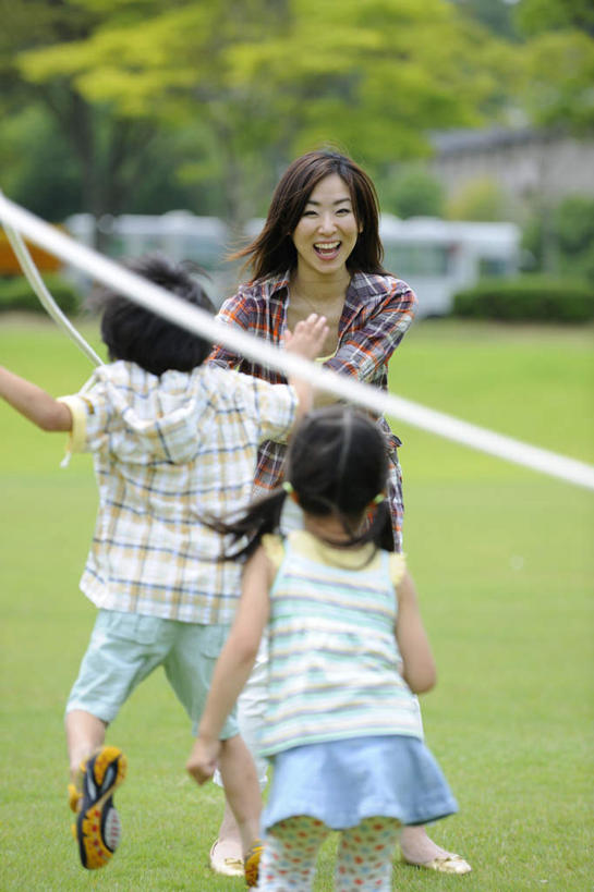 东方人,儿童,背部,三个人,家庭,母亲,女儿,儿子,家,跑,笑,微笑,露齿笑,竖图,室外,白天,正面,旅游,度假,游戏,纯洁,草地,草坪,美景,树林,植物,亚洲,许多,房屋,屋子,景观,玩,黄种人,娱乐,楼房,住宅,草,树,树木,小孩,绿色,自然,绳子,享受,休闲,温暖,温馨,母女,母子,一家人,景色,放松,可爱,母爱,童年,童趣,生长,成长,活动,绳索,和睦,发泄,消遣,智力,自然风光,童真,烂漫,无邪,宣泄,天真,男孩,男人,男性,年轻女性,女孩,女人,女性,亚洲人,孩子,年轻人,跑步,玩耍,嬉戏,彩图,全身,房子,融洽,男生,女生