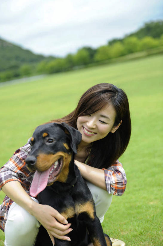 东方人,一个人,蹲,抱,笑,摸,微笑,露齿笑,竖图,室外,白天,仰视,旅游,度假,草地,草坪,美景,树林,植物,宠物,狗,亚洲,仅一个年轻女性,仅一个女性,仅一个人,许多,抚摸,景观,云,云朵,云彩,黄种人,娱乐,草,树,树木,蓝色,绿色,白云,蓝天,天空,自然,动物,天,享受,休闲,景色,放松,可爱,生长,晴朗,成长,抱着,搂着,自然风光,忠诚,年轻女性,女人,女性,亚洲人,晴空,犬,触摸,蹲着,怀抱,接触,搂,搂抱,相抱,拥抱,半身,彩图,低角度拍摄