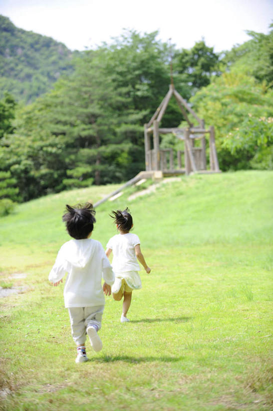 东方人,儿童,两个人,跑,竖图,室外,白天,锻炼,旅游,度假,纯洁,运动,草地,草坪,美景,山,树林,植物,亚洲,许多,阴影,光线,影子,景观,山峰,云,云朵,山峦,云彩,黄种人,娱乐,草,树,树木,小孩,背面,蓝色,绿色,白云,蓝天,天空,阳光,自然,天,享受,休闲,景色,放松,可爱,童年,童趣,生长,晴朗,成长,自然风光,亲情,童真,烂漫,无邪,体育,天真,男孩,男人,男性,女孩,女人,女性,亚洲人,晴空,跑步,彩图,全身,健身,男生,女生