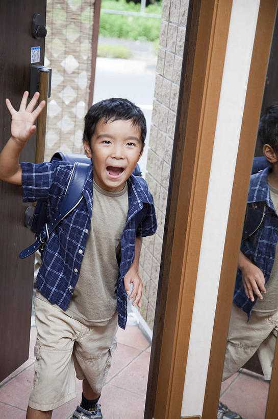 东方人,儿童,一个人,站,举,笑,微笑,露齿笑,竖图,室内,白天,正面,纯洁,植物,镜子,门,道路,路,公路,亚洲,仅一个男性,仅一个人,枯萎,包,书包,枯草,交通,黄种人,草,小孩,黄色,背包,门框,托,站着,张嘴,仅一个小孩,鬼脸,可爱,童年,童趣,镜像,镜面,张大嘴巴,童真,烂漫,无邪,天真,男孩,男人,男性,亚洲人,孩子,马路,张开嘴,举起,举手,举着,向上举,向上伸,向上托,站立,半身,彩图,双肩包,男生