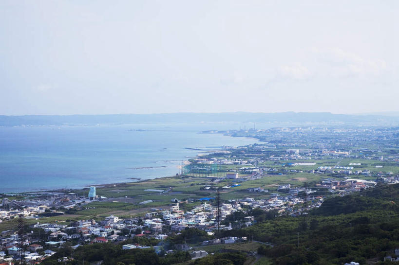 无人,高楼大厦,横图,俯视,室外,白天,旅游,度假,海浪,海洋,美景,沙滩,树林,植物,城市风光,城市,大厦,建筑,摩天大楼,日本,亚洲,许多,沙子,海岸,景观,浪花,水平线,云,云朵,辽阔,海平线,沙地,云彩,娱乐,建设,冲绳,树,树木,蓝色,绿色,白云,蓝天,天空,自然,海水,天,享受,休闲,广阔,景色,放松,生长,晴朗,成长,一望无际,冲绳县,鸟瞰,自然风光,海景,东亚,琉球群岛,日本国,九州地方,无边无际,一马平川,大海,风浪,海,海水的波动,海滩,近岸浪,涌浪,晴空,彩图,高角度拍摄,大楼,高层建筑,高楼,摩天楼,水天相接,水天一线