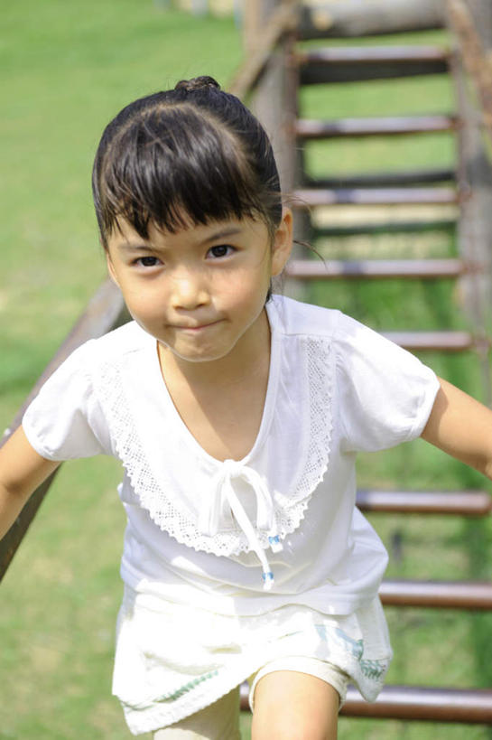 东方人,儿童,一个人,走,竖图,俯视,室外,白天,游戏,纯洁,草地,草坪,植物,亚洲,仅一个女性,仅一个人,阴影,光线,影子,玩,注视,黄种人,娱乐,运动器械,草,小孩,绿色,阳光,扶,观察,看,仅一个小孩,休闲,健身器械,可爱,童年,童趣,搭,观看,活动,察看,扶着,搭着,发泄,关注,消遣,智力,健身器材,童真,烂漫,无邪,宣泄,路径吊梯,天真,女孩,女人,女性,亚洲人,孩子,步行,散步,玩耍,嬉戏,走路,半身,彩图,高角度拍摄,吊梯,健身吊梯,运动器材,女生