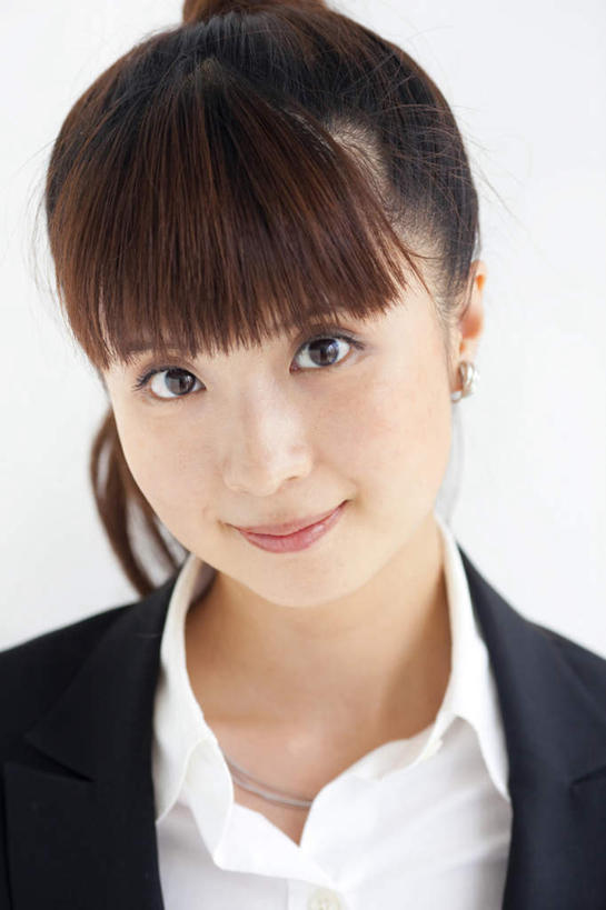 东方人,一个人,商务人士,商务女性,站,笑,微笑,竖图,室内,白天,白色背景,正面,亚洲,仅一个年轻女性,仅一个女性,仅一个人,套装,注视,黄种人,观察,看,站着,摄影,影棚,观看,察看,关注,商务装,工薪阶层,年轻女性,女人,女性,亚洲人,白领,上班族,站立,半身,彩图,影棚拍摄,拍摄