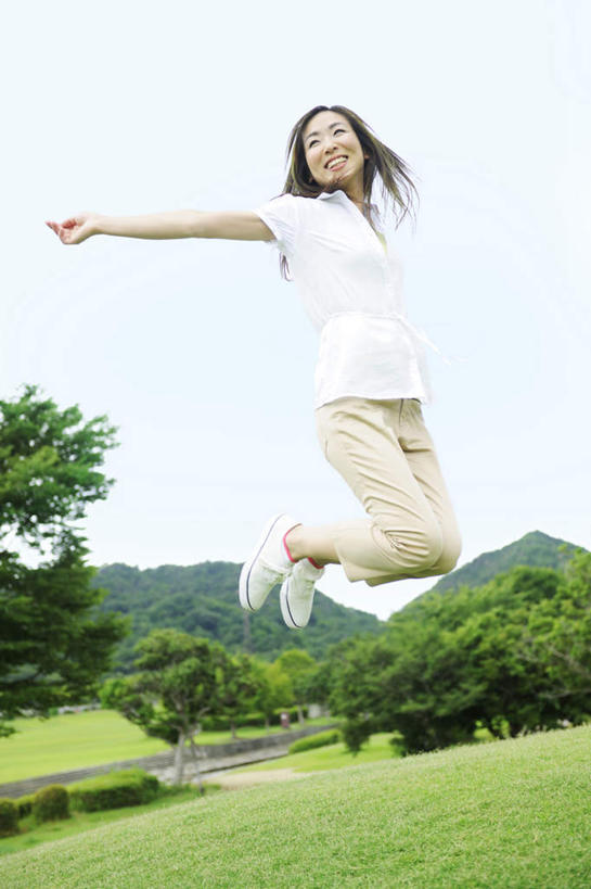 东方人,一个人,跳,伸展双臂,笑,微笑,竖图,室外,白天,仰视,旅游,度假,草地,草坪,美景,山,树林,植物,亚洲,仅一个年轻女性,仅一个女性,仅一个人,许多,服装,景观,山峰,山峦,半空,注视,休闲装,黄种人,娱乐,草,树,树木,衣服,蓝色,绿色,蓝天,天空,自然,天,观察,看,享受,休闲,休闲服,景色,放松,服饰,生长,晴朗,成长,观看,察看,关注,自然风光,万里无云,年轻女性,女人,女性,亚洲人,晴空,晴空万里,敞开双臂,伸开双臂,跳跃,展开双肩,张开手臂,张开双臂,彩图,低角度拍摄,全身