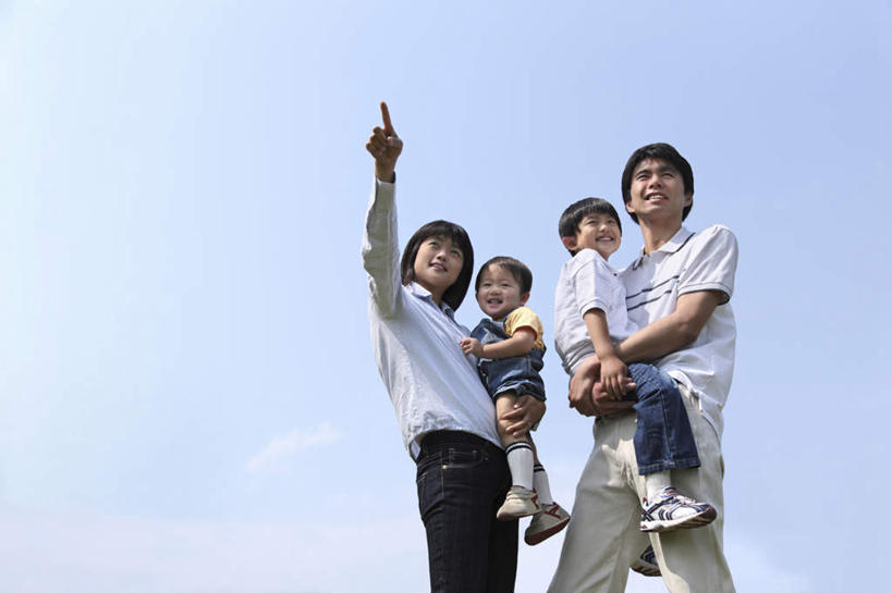 东方人,儿童,四个人,家庭,夫妻,母亲,父亲,儿子,站,举,抱,横图,室外,白天,仰视,爱情,纯洁,亚洲,指,云,云朵,浪漫,云彩,黄种人,方向,小孩,蓝色,白云,蓝天,天空,天,手势,托,站着,温暖,温馨,父子,母子,一家人,恩爱,父爱,可爱,母爱,童年,童趣,恋人,晴朗,抱着,和睦,搂着,指向,食指,童真,烂漫,无邪,天真,男孩,男人,男性,年轻男性,年轻女性,女人,女性,亚洲人,孩子,年轻人,夫妇,情侣,晴空,怀抱,举起,举手,举着,搂,搂抱,相抱,向上举,向上伸,向上托,拥抱,站立,半身,彩图,低角度拍摄,伴侣,融洽,男生