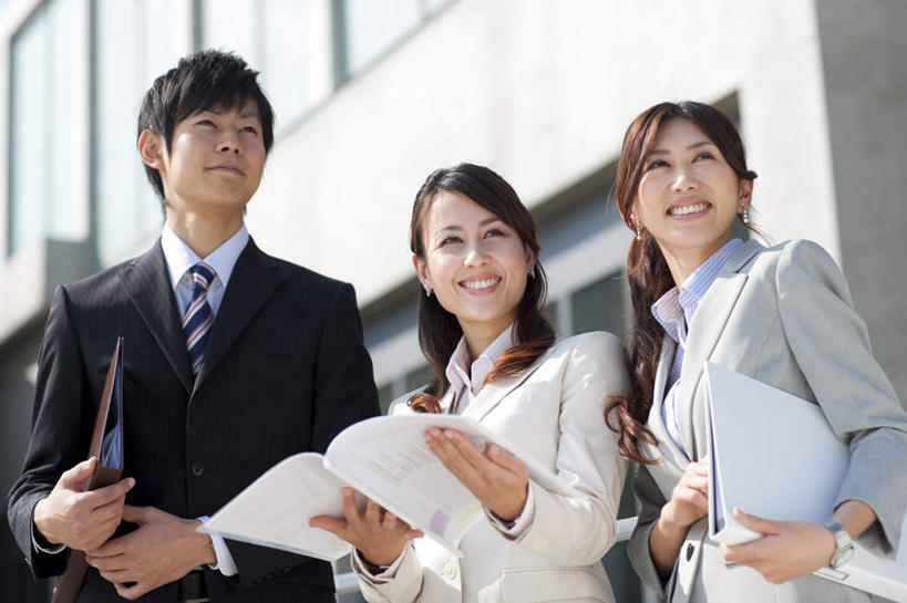 东方人,三个人,同事,商务人士,商务男性,商务女性,高楼大厦,站,举,笑,微笑,露齿笑,横图,室外,白天,仰视,衬衫,度假,成功,合作,团队,集体,信心,美景,城市风光,城市,大厦,建筑,摩天大楼,亚洲,握,套装,材料,档案,文件,景观,拿,拿着,注视,黄种人,娱乐,建设,队伍,资料,观察,看,托,站着,享受,休闲,景色,放松,握着,观看,察看,领导,成就,关注,文档,商务装,合伙,领袖,工薪阶层,男人,男性,年轻男性,年轻女性,女人,女性,亚洲人,白领,上班族,举起,举手,举着,向上举,向上伸,向上托,站立,半身,彩图,低角度拍摄,衬衣,大楼,高层建筑,高楼,摩天楼