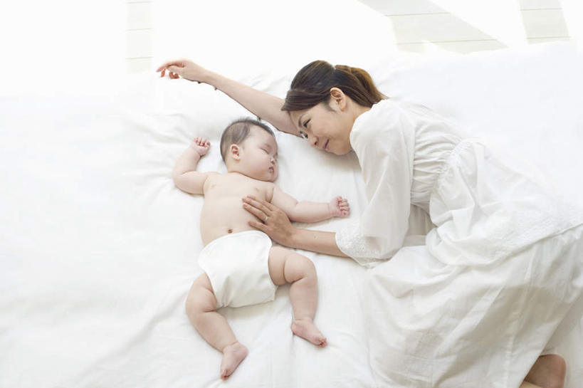 东方人,儿童,家庭,母亲,儿子,躺,闭眼,睡,横图,俯视,室内,白天,纯洁,床,地板,亚洲,双人床,床单,地面,注视,黄种人,被子,尿布,纸尿裤,尿不湿,木地板,小孩,观察,看,温暖,温馨,母子,一家人,可爱,母爱,童年,童趣,搭,观看,和睦,察看,被单,纸尿布,搭着,关注,童真,烂漫,无邪,纸尿片,卧着,天真,男孩,年轻女性,女人,女性,亚洲人,孩子,年轻人,闭眼睛,闭着眼,闭着眼睛,困,困觉,寝息,睡觉,躺着,卧,半身,彩图,高角度拍摄,融洽,男生