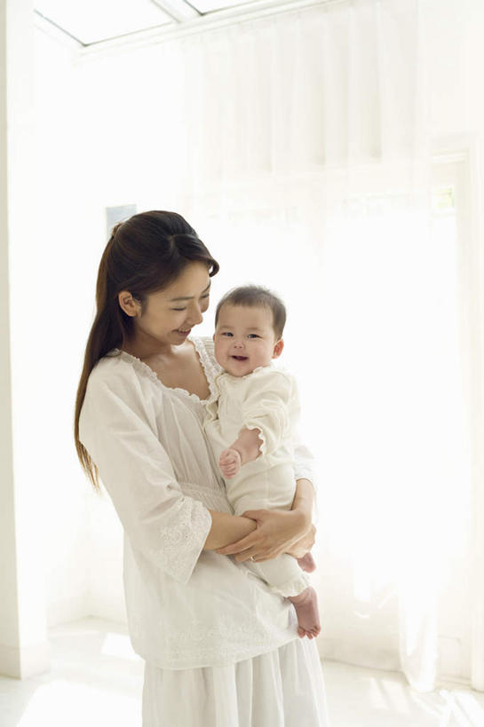 东方人,儿童,家庭,母亲,儿子,站,抱,笑,微笑,露齿笑,竖图,室内,白天,侧面,纯洁,窗户,窗帘,落地窗,亚洲,注视,黄种人,玻璃窗,小孩,观察,看,站着,温暖,温馨,母子,一家人,可爱,母爱,童年,童趣,抱着,观看,和睦,察看,搂着,关注,童真,烂漫,无邪,天真,男孩,年轻女性,女人,女性,亚洲人,孩子,年轻人,怀抱,搂,搂抱,相抱,拥抱,站立,半身,彩图,融洽,男生