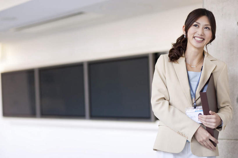 东方人,一个人,商务人士,商务女性,站,举,笑,微笑,露齿笑,横图,室内,白天,正面,窗户,亚洲,仅一个年轻女性,仅一个女性,仅一个人,握,套装,材料,档案,文件,墙,拿,拿着,注视,黄种人,玻璃窗,墙壁,墙面,资料,观察,看,托,站着,握着,观看,察看,关注,文档,商务装,工薪阶层,年轻女性,女人,女性,亚洲人,白领,上班族,举起,举手,举着,向上举,向上伸,向上托,站立,半身,彩图