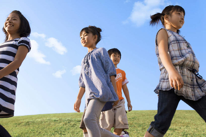 东方人,儿童,四个人,伙伴,朋友,走,笑,微笑,露齿笑,横图,室外,白天,仰视,友谊,草地,草坪,植物,亚洲,云,云朵,云彩,注视,黄种人,草,小孩,蓝色,绿色,白云,蓝天,天空,天,观察,看,同学,晴朗,观看,察看,校友,关注,同窗,学友,友情,男孩,男人,男性,女孩,女人,女性,亚洲人,晴空,步行,散步,走路,半身,彩图,低角度拍摄,男生,女生