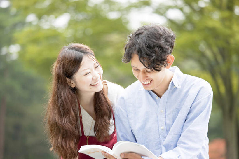 东方人,两个人,伙伴,朋友,坐,举,笑,微笑,露齿笑,横图,室外,白天,正面,旅游,度假,友谊,美景,树林,植物,书籍,亚洲,许多,握,景观,拿,拿着,注视,黄种人,娱乐,树,树木,蓝色,绿色,蓝天,天空,自然,天,观察,看,托,享受,休闲,景色,放松,握着,生长,晴朗,成长,观看,察看,关注,自然风光,万里无云,友情,男人,男性,年轻男性,年轻女性,女人,女性,亚洲人,书,图书,晴空,晴空万里,举起,举手,举着,向上举,向上伸,向上托,坐着,半身,彩图