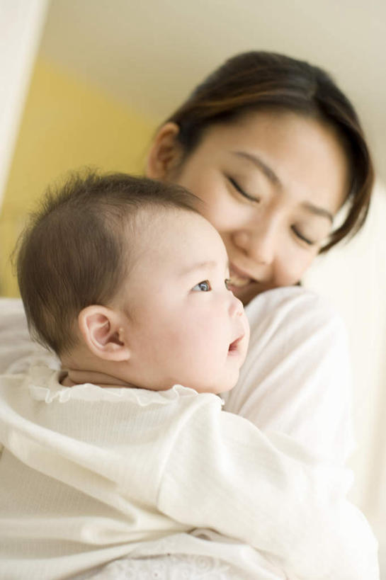 东方人,儿童,背部,家庭,母亲,儿子,站,抱,笑,微笑,露齿笑,竖图,室内,白天,正面,纯洁,窗户,窗帘,落地窗,亚洲,注视,黄种人,玻璃窗,小孩,观察,看,站着,温暖,温馨,母子,一家人,可爱,母爱,童年,童趣,抱着,观看,和睦,察看,搂着,关注,童真,烂漫,无邪,天真,男孩,年轻女性,女人,女性,亚洲人,孩子,年轻人,怀抱,搂,搂抱,相抱,拥抱,站立,半身,彩图,融洽,男生