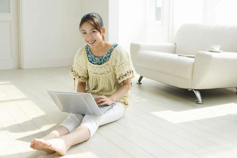 东方人,一个人,坐,笑,微笑,露齿笑,横图,俯视,室内,白天,电脑,笔记本电脑,地板,门,沙发,餐具,亚洲,仅一个年轻女性,仅一个女性,仅一个人,握,阴影,光线,网络,碟子,盘,影子,地面,拿,拿着,注视,黄种人,通讯设备,木地板,阳光,盘子,碟,门框,碗,观察,看,握着,观看,察看,无线,关注,通信设备,无线网络,布艺沙发,无线上网,便携式电脑,手提电脑,年轻女性,女人,女性,亚洲人,坐着,彩图,高角度拍摄,全身