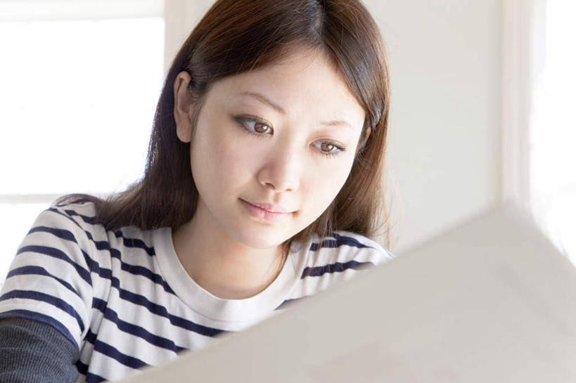 东方人,一个人,坐,笑,微笑,横图,室内,白天,正面,窗户,亚洲,仅一个年轻女性,仅一个女性,仅一个人,材料,档案,文件,墙,注视,黄种人,玻璃窗,墙壁,墙面,资料,观察,看,观看,察看,关注,文档,年轻女性,女人,女性,亚洲人,坐着,半身,彩图