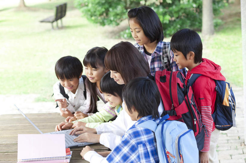 东方人,儿童,伙伴,朋友,教师,站,坐,笑,微笑,露齿笑,横图,俯视,室外,白天,旅游,度假,友谊,电脑,笔记本电脑,草地,草坪,美景,树林,植物,桌子,亚洲,许多,网络,包,书包,景观,记事本,许多人,注视,黄种人,娱乐,通讯设备,草,树,树木,小孩,绿色,自然,背包,本子,笔记本,观察,看,站着,一群人,享受,休闲,同学,景色,放松,生长,成长,观看,察看,无线,校友,关注,自然风光,通信设备,无线网络,无线上网,便携式电脑,同窗,学友,友情,手提电脑,男孩,男人,男性,年轻女性,女孩,女人,女性,亚洲人,讲师,教授,老师,站立,坐着,半身,彩图,高角度拍摄,双肩包,男生,女生