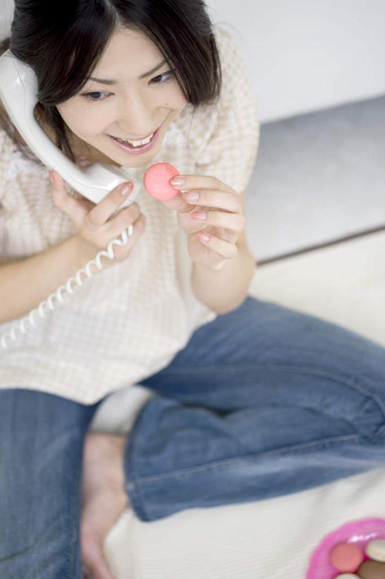 东方人,一个人,客厅,坐,举,笑,打电话,盘腿,微笑,露齿笑,竖图,室内,白天,仰视,电话,亚洲,仅一个年轻女性,仅一个女性,仅一个人,握,墙,食品,糖果,软糖,拿,拿着,注视,黄种人,通讯设备,墙壁,墙面,食物,话筒,甜食,观察,看,托,电话线,握着,观看,泡泡糖,察看,起居室,关注,交流,年轻女性,女人,女性,亚洲人,电话机,沟通,举起,举手,举着,盘腿而坐,盘膝,盘着腿的,盘着腿坐,双腿交叉,通话,向上举,向上伸,向上托,坐着,半身,彩图,低角度拍摄