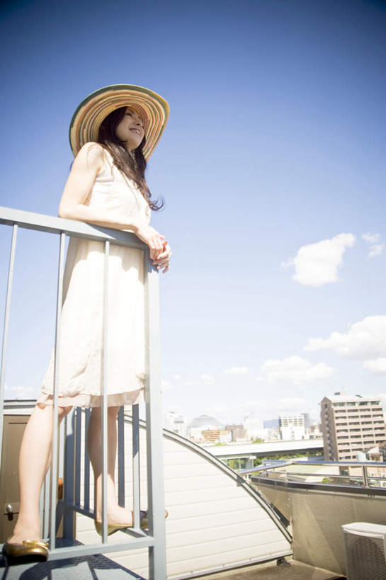 东方人,一个人,高楼大厦,栏杆,站,笑,微笑,露齿笑,竖图,室外,白天,仰视,裙子,度假,美景,城市风光,城市,大厦,建筑,摩天大楼,帽子,亚洲,仅一个年轻女性,仅一个女性,仅一个人,连衣裙,景观,云,云朵,围栏,云彩,注视,黄种人,娱乐,建设,护栏,蓝色,白色,白云,蓝天,天空,遮阳帽,天,观察,看,站着,享受,休闲,景色,放松,晴朗,观看,察看,关注,年轻女性,女人,女性,亚洲人,晴空,抬头,仰头,站立,彩图,低角度拍摄,全身,大楼,高层建筑,高楼,摩天楼